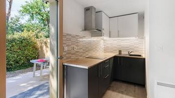 Wasserkocher mit Kaffee-/Teezubehör, Kühlschrank, Mikrowelle, Herdplatte