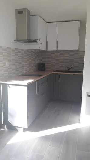 Private kitchen - Holiday Home 'Maisonnette Proche Sarlat-la-canéda' with Shared Pool, Private Terrace and Private Garden (Carsac-Aillac)