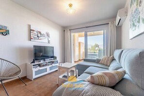 Smart TV - 27 – Cozy Apartment with Spacious Terrace & Views in Fuengirola! (Fuengirola)