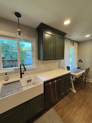 Private kitchen - Spacious and cozy 2-bedroom house in delightful Jackson with cool AC (Jackson)