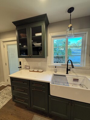 Private kitchen - Spacious and cozy 2-bedroom house in delightful Jackson with cool AC (Jackson)