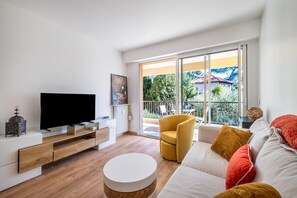 TV - Sunny Retreat – Cozy Hideaway Steps from the Sea (Saint-Raphaël)