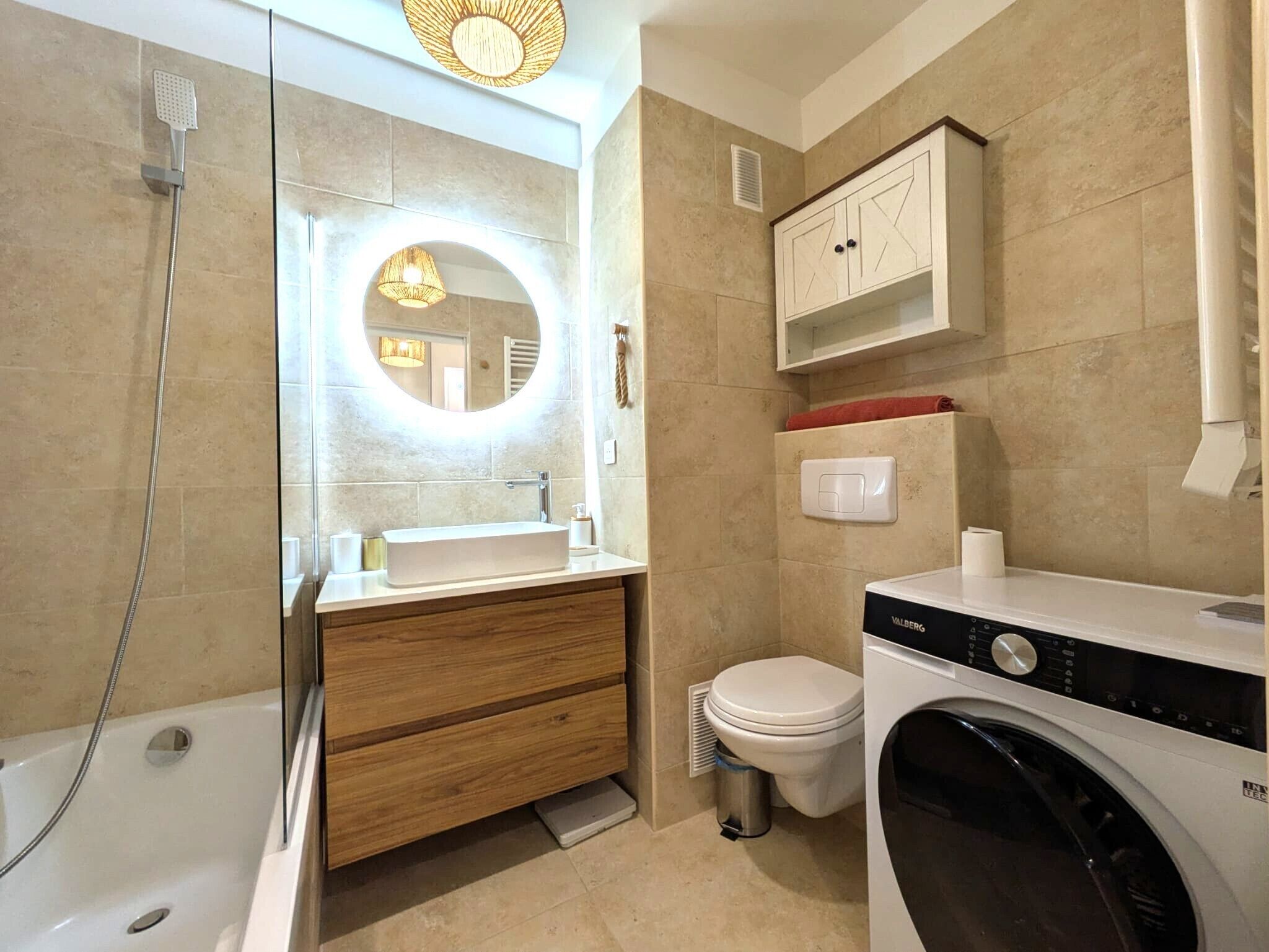 Suihku, hiustenkuivaaja, pyyhkeet