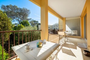 Outdoor dining - Sunny Retreat – Cozy Hideaway Steps from the Sea (Saint-Raphaël)