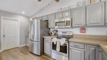 雪櫃、微波爐、焗爐、爐具