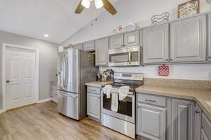 Kühlschrank, Mikrowelle, Ofen, Herdplatte