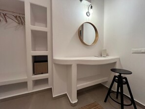Interior - Maison Kallisti • Private Jacuzzi and Panoramic View (Pirgos Kallistis)