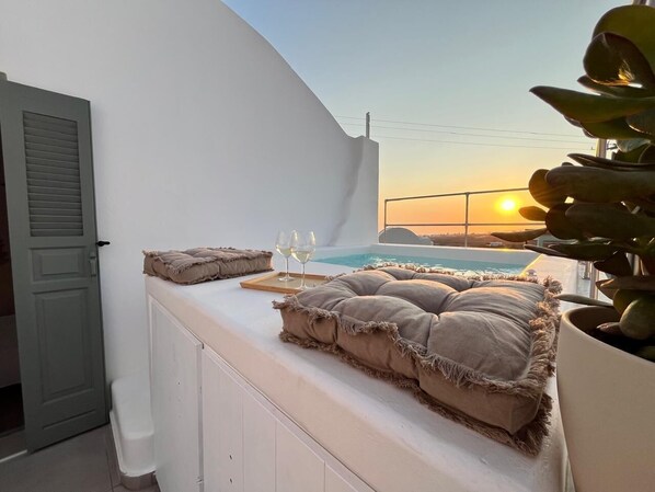 Outdoor spa tub - Maison Kallisti • Private Jacuzzi and Panoramic View (Pirgos Kallistis)