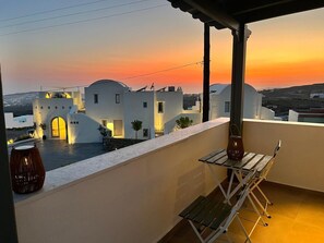 Outdoor dining - Maison Kallisti • Private Jacuzzi and Panoramic View (Pirgos Kallistis)