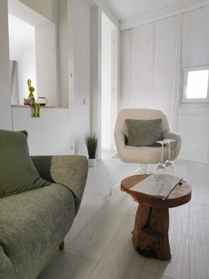 Living area - Refugium 29a: New refuge in an old barn. (Horn)