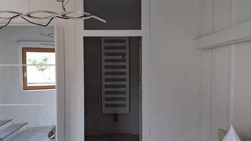 Tabla de planchar con plancha, internet y ropa de cama