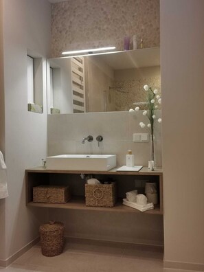 Doccia, asciugacapelli, asciugamani, sapone