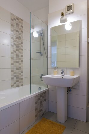 Hair dryer, towels, soap, toilet paper - New Stylish Flat Near Old Town (București)