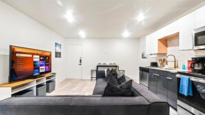Smart TV - Modern Dallas Getaway – Walk to Dining + Free Parking (Dallas)