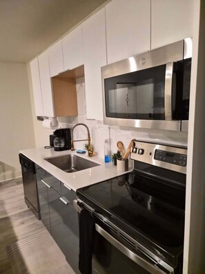 Private kitchen - Modern Dallas Getaway – Walk to Dining + Free Parking (Dallas)