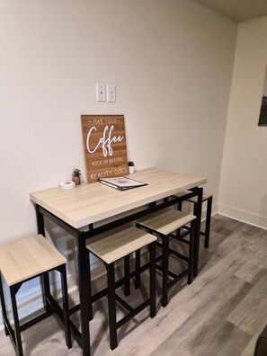 Dining - Modern Dallas Getaway – Walk to Dining + Free Parking (Dallas)