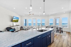 Interior - 🌞🌴Sound Views | Golf Cart | Community Pool | An Island in the Sun🌞🌴 (Navarre)