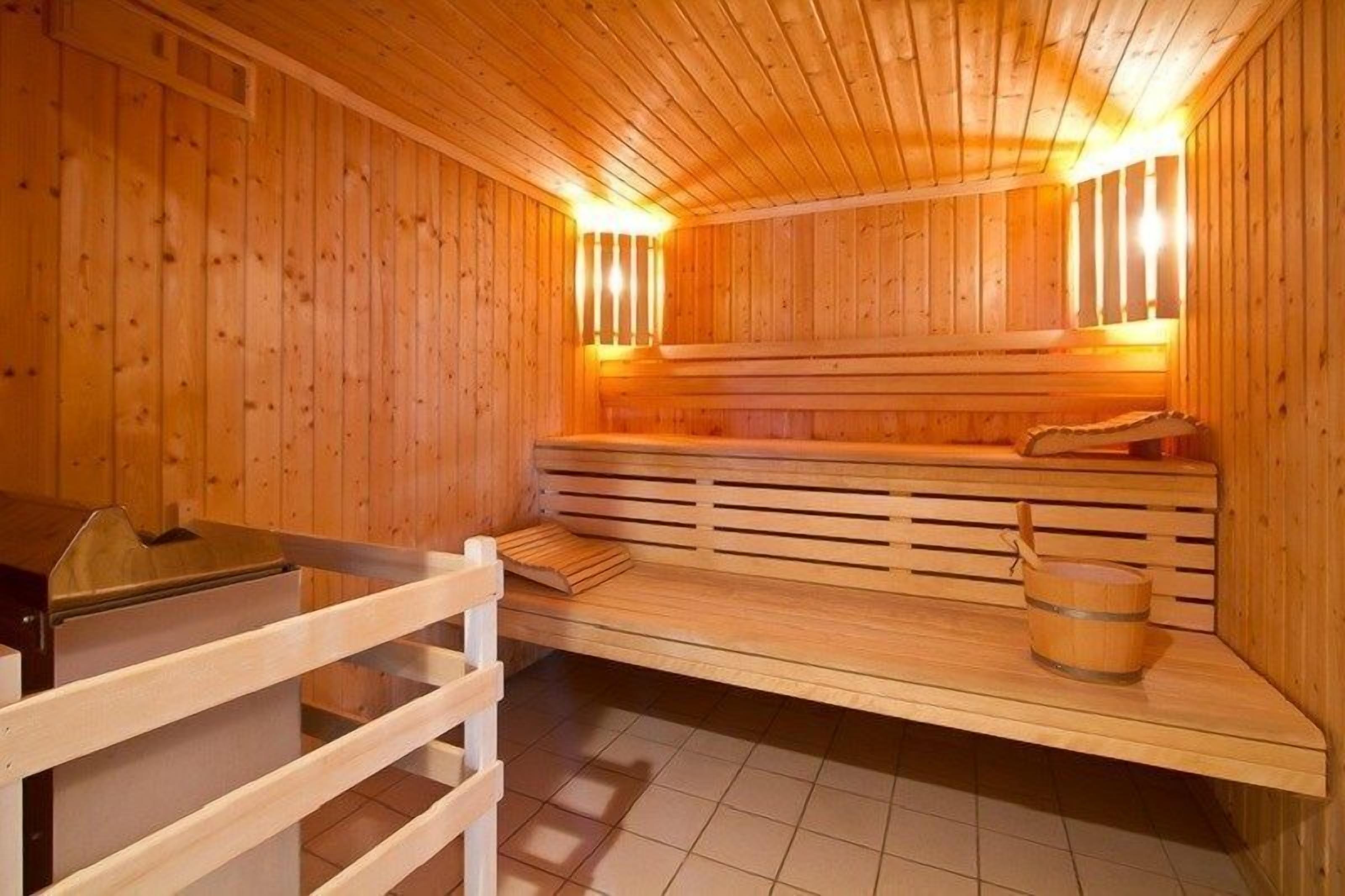 Una sauna con bancos de madera y suelo de madera.