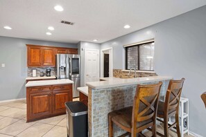 Køleskab, mikrobølgeovn, ovn, kogeplade