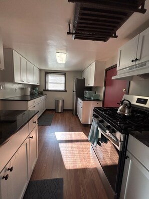 Fridge, microwave, oven, stovetop - Wrigleyville Retreat • 1BR • Sleeps 6 • Full Kitchen (Chicago)
