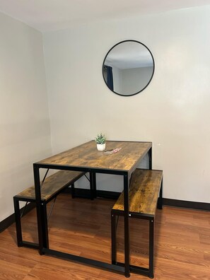 Dining - Wrigleyville Retreat • 1BR • Sleeps 6 • Full Kitchen (Chicago)