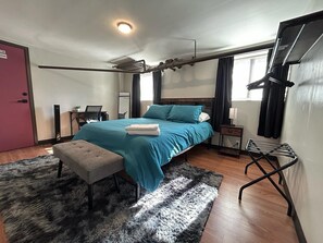 1 bedroom, desk, iron/ironing board, free WiFi - Wrigleyville Retreat • 1BR • Sleeps 6 • Full Kitchen (Chicago)
