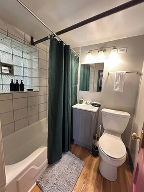 Hair dryer, towels, soap, shampoo - Wrigleyville Retreat • 1BR • Sleeps 6 • Full Kitchen (Chicago)