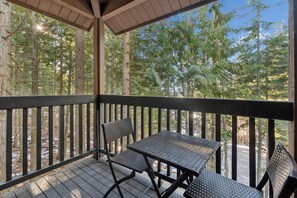 Outdoor dining - Condo with Loft Area, Fireplace, Community Amenities and Lake Access (Whitefish)