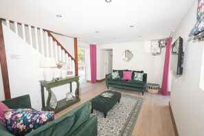 Living area - Fantastic 3-bedroom cottage in pleasant Tuosist for relaxing stays (Kenmare)