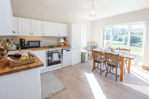 Fantastic 3-bedroom cottage in pleasant Tuosist for relaxing stays