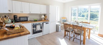 Fantastic 3-bedroom cottage in pleasant Tuosist for relaxing stays