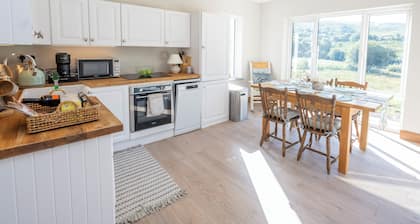 Fantastic 3-bedroom cottage in pleasant Tuosist for relaxing stays