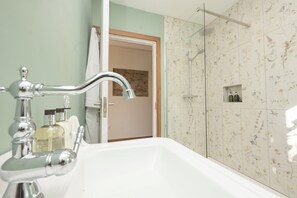 Shower, hair dryer, towels, soap - Fantastic 3-bedroom cottage in pleasant Tuosist for relaxing stays (Kenmare)
