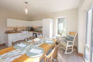 Dining - Fantastic 3-bedroom cottage in pleasant Tuosist for relaxing stays (Kenmare)