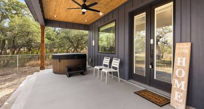 The Acorn Haus ~ Cute Hill Country Tiny Home with private hot tub!