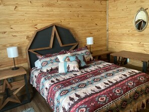 Tabla de planchar con plancha, acceso a internet y ropa de cama 