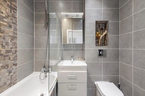 Combined shower/bathtub, deep-soaking bathtub, towels - Cosy City Apartment in Central London (London)