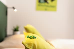 Schreibtisch, laptopgeeigneter Arbeitsplatz, kostenloses WLAN