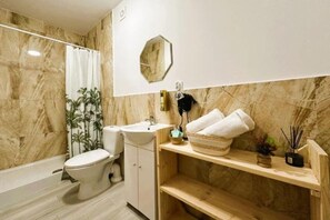 Shower, hair dryer, bidet, towels
