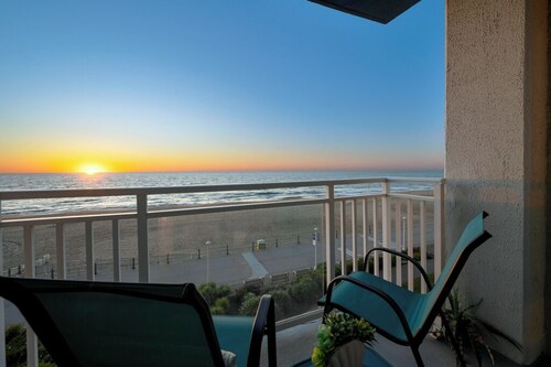 Beachfront oasis right on the boardwalk! 2Bed 2Bathroom