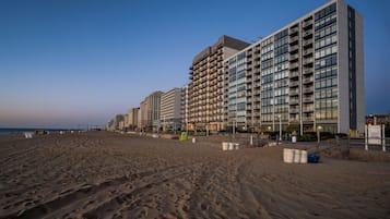 Sur la plage, chaise longue, serviettes de plage