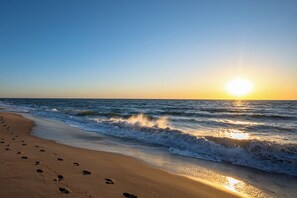 Am Strand, Liegestühle, Strandtücher