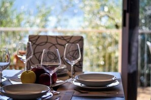 A table set for dining with plates, glasses, and apples. - Welcome to Casa Elide! Malcesine, Italy. Entire accommodation. (Malcesine)