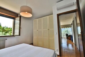 A bedroom with a bed, a window, a ceiling fan, and a view of the outdoors. - Welcome to Casa Elide! Malcesine, Italy. Entire accommodation. (Malcesine)
