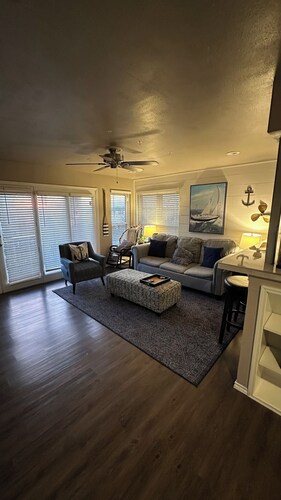 Cozy 1-bedroom condo with lake views, shopping, and easy highways access