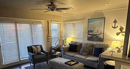 Cozy 1-bedroom condo with lake views, shopping, and easy highways access