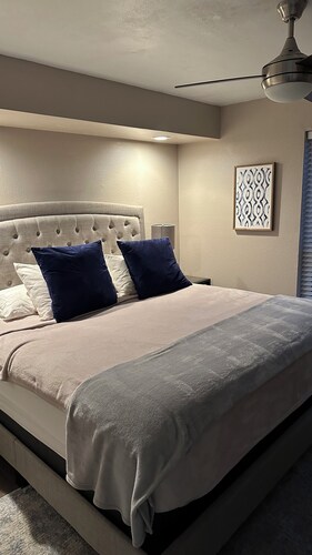 Cozy 1-bedroom condo with lake views, shopping, and easy highways access