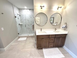 Shower, hair dryer, towels, soap - Tangerine at Cranmore Mountain, Ski-in/ski-out at the base of Cranmore (Conway)