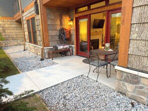 Outdoor dining - Tangerine at Cranmore Mountain, Ski-in/ski-out at the base of Cranmore (Conway)