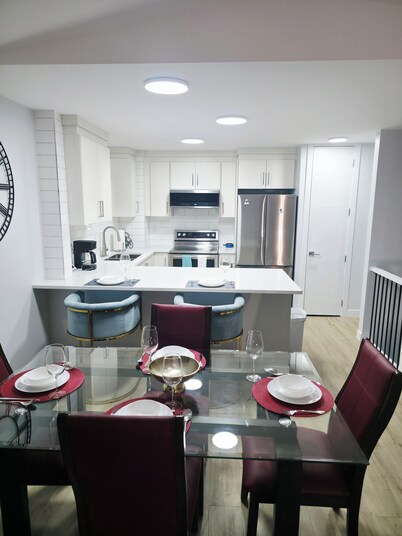 SLEEK FAMILY-FRIENDLY 3 BEDROOM HOUSE MINUTES FROM WEM.